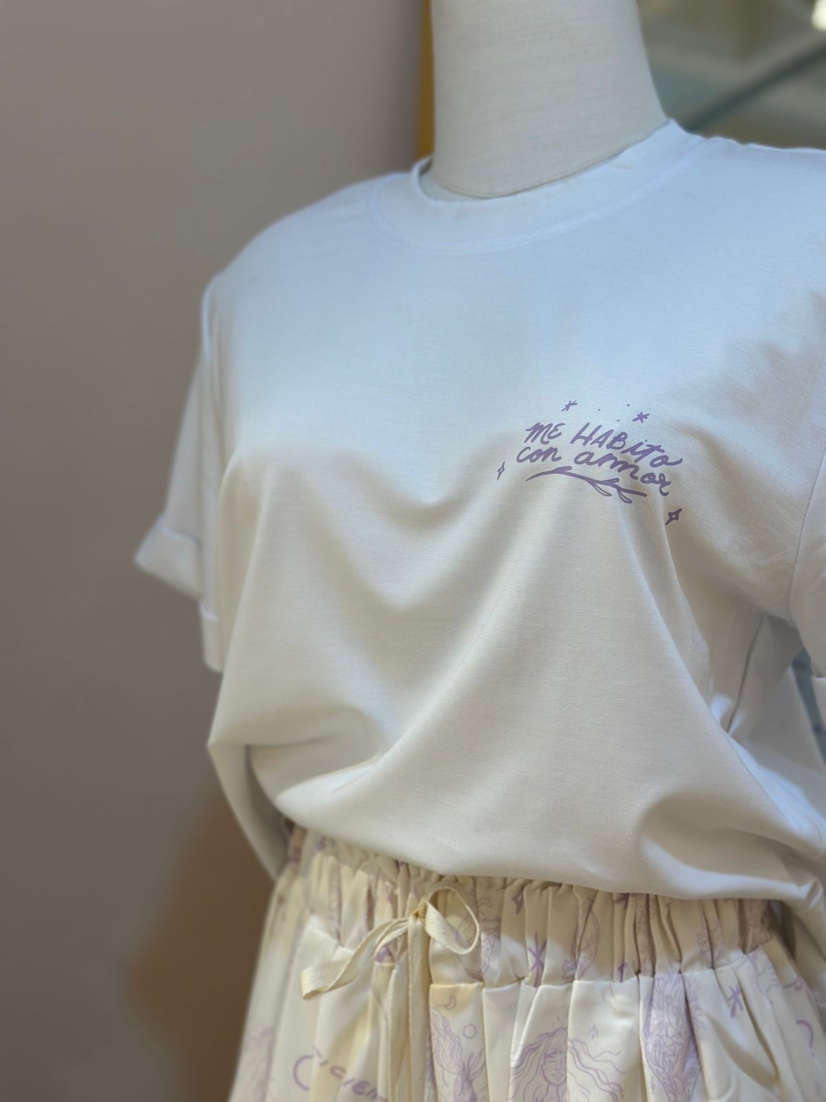 CAMISETA ME HABITO CON AMOR